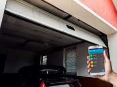 Las mejores opciones de control de accesos para puertas automáticas Puerta automática en un entorno residencial con control de acceso biométrico, garantizando seguridad y eficiencia energética