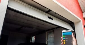 Las mejores opciones de control de accesos para puertas automáticas Puerta automática en un entorno residencial con control de acceso biométrico, garantizando seguridad y eficiencia energética
