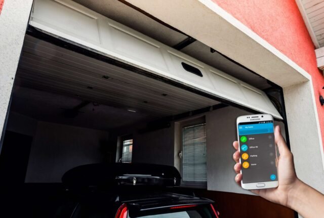 Puerta automática en un entorno residencial con control de acceso biométrico, garantizando seguridad y eficiencia energética