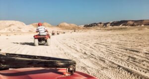 Explorar la naturaleza sobre ruedas la emoción de vivir un safari en quad Recorrido en quad por paisajes volcánicos en Tenerife, aventura al aire libre en medio de la naturaleza.