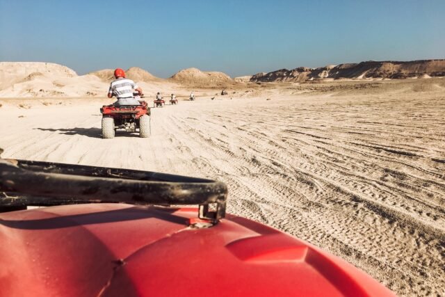 Recorrido en quad por paisajes volcánicos en Tenerife, aventura al aire libre en medio de la naturaleza.