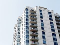 Administradores de fincas soluciones a medida con un equipo profesional a tu servicio "Administrador de fincas gestionando propiedades en Oviedo, optimizando costes y mejorando la eficiencia de los servicios de mantenimiento.