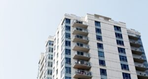 Administradores de fincas soluciones a medida con un equipo profesional a tu servicio "Administrador de fincas gestionando propiedades en Oviedo, optimizando costes y mejorando la eficiencia de los servicios de mantenimiento.