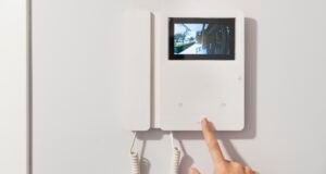Videoporteros para mayor seguridad y comodidad en hogares y negocios Instalación de un videoportero en una vivienda para mejorar la seguridad y el control de acceso, con pantalla de alta definición y conectividad a internet.