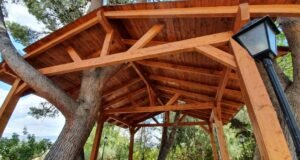 La madera como base de construcción y decoración para cada espacio Madera utilizada en la construcción de puertas y ventanas