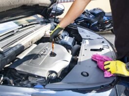 Revisión de coche en taller para mantenimiento preventivo