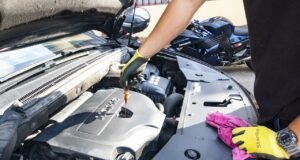 Cada cuánto revisar un coche y qué aspectos considerar antes de comprarlo Revisión de coche en taller para mantenimiento preventivo