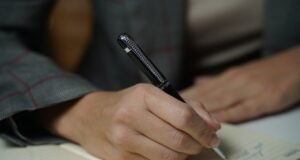 Cómo prepararse para una sesión de terapia EMDR Una persona preparándose para una sesión de terapia EMDR, con enfoque en la relajación y bienestar emocional, mientras consulta con su terapeuta sobre el proceso de tratamiento.