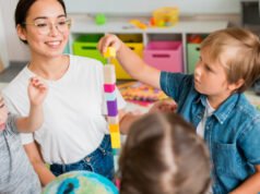 La importancia de las guarderías infantiles en el desarrollo del niño Niños jugando y aprendiendo en una guardería infantil, rodeados de juguetes educativos y supervisados por un profesional.