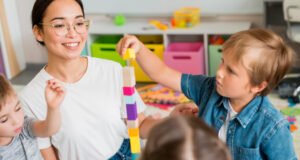 La importancia de las guarderías infantiles en el desarrollo del niño Niños jugando y aprendiendo en una guardería infantil, rodeados de juguetes educativos y supervisados por un profesional.