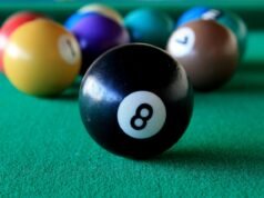 El billar y sus secretos desde las mesas hasta los tacos Una mesa de billar con tacos y bolas de diferentes tamaños, representando las variantes de carambola, pool y snooker, con un enfoque en la precisión y el mantenimiento de las mesas y el equipo.