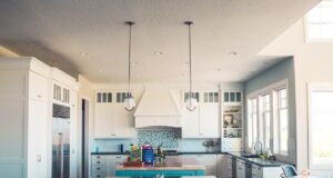 Renovar una casa con estilo y funcionalidad es la clave del éxito Imagen de una cocina moderna con mobiliario minimalista, encimeras de cuarzo y electrodomésticos eficientes, representando una reforma integral con énfasis en el diseño y el ahorro energético.