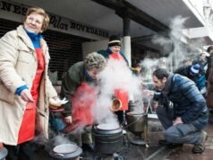 La olla ferroviaria un plato tradicional y versátil en toda España Olla ferroviaria tradicional de hierro o aluminio, ideal para cocinar grandes cantidades de comida en reuniones familiares o eventos al aire libre.