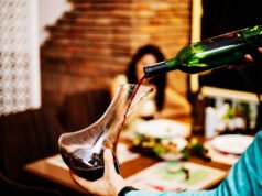 El auge de los bares de vinos naturales y música como experiencia sensorial Bar de vinos naturales con ambiente único, donde el vino se acompaña de música en vivo para una experiencia sensorial completa