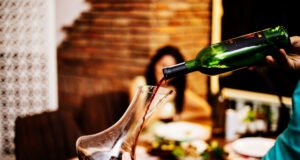 El auge de los bares de vinos naturales y música como experiencia sensorial Bar de vinos naturales con ambiente único, donde el vino se acompaña de música en vivo para una experiencia sensorial completa