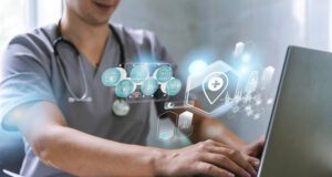 La importancia de los sistemas de gestión clínica en el sector salud Imagen de un profesional médico utilizando un software de gestión en un hospital para mejorar la eficiencia administrativa.