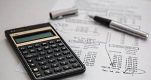 Externalización y gestión de nóminas: Una estrategia clave para el éxito empresarial Profesional gestionando nóminas en un entorno digital con herramientas especializadas y cumplimiento normativo garantizado.