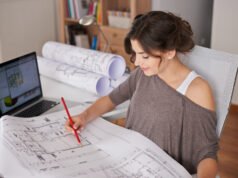 Innovación y creatividad en el diseño arquitectónico para mejorar la vida diaria Diseñadores y arquitectos colaborando en planos para un proyecto sostenible y funcional.