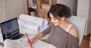 Innovación y creatividad en el diseño arquitectónico para mejorar la vida diaria Diseñadores y arquitectos colaborando en planos para un proyecto sostenible y funcional.