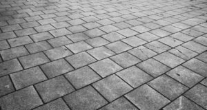 Hormigón impreso: una solución estética y funcional para espacios urbanos Superficie de hormigón impreso con diseño personalizado en una plaza urbana de Huelva.