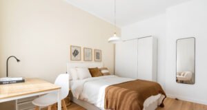 Cómo un fotógrafo de interiores puede acelerar la venta de tu propiedad Fotógrafo profesional capturando interiores de un piso moderno en Barcelona para anuncio inmobiliario