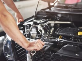 Estante con repuestos de automóvil organizados en una tienda de auto recambios en Guadalajara