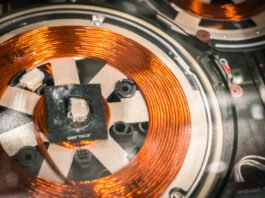 Bobinado de motor eléctrico industrial con alambre de cobre durante su proceso de reparación