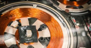 Qué función cumple el bobinado dentro del funcionamiento de un motor eléctrico Bobinado de motor eléctrico industrial con alambre de cobre durante su proceso de reparación