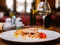 Diversas maneras tradicionales y modernas de preparar el bacalao en la cocina Plato de bacalao al pil pil servido en restaurante de Alcalá de Henares