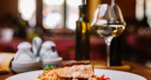 Diversas maneras tradicionales y modernas de preparar el bacalao en la cocina Plato de bacalao al pil pil servido en restaurante de Alcalá de Henares