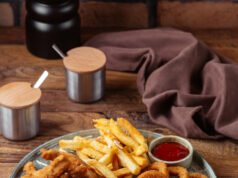 Comida frita tradición técnica y sabor en un restaurante de freiduría Plato de croquetas y mariscos fritos servido en un restaurante de freiduría con presentación cuidada.