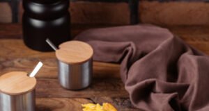 Comida frita tradición técnica y sabor en un restaurante de freiduría Plato de croquetas y mariscos fritos servido en un restaurante de freiduría con presentación cuidada.