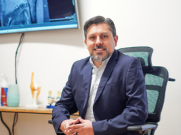 Dr. Octavio de León operando con técnica artroscópica