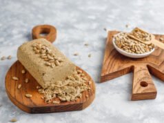 El gofio canario es parte esencial de la alimentación en las islas Gofio canario en cuenco de madera junto a cereales tostados tradicionales.