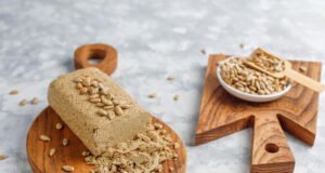 El gofio canario es parte esencial de la alimentación en las islas Gofio canario en cuenco de madera junto a cereales tostados tradicionales.