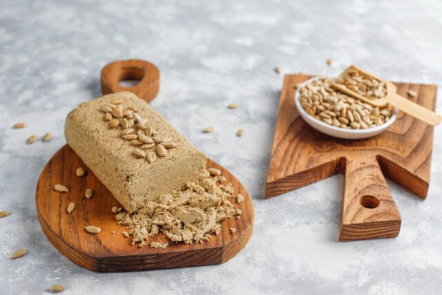 Gofio canario en cuenco de madera junto a cereales tostados tradicionales.