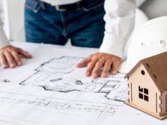 Crecimiento sostenido de la obra nueva en España y la región de Madrid Vista de urbanización de obra nueva en Torrelodones con zonas verdes y arquitectura moderna.