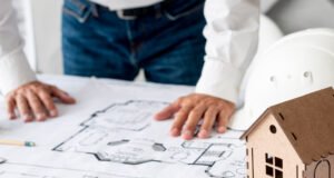 Crecimiento sostenido de la obra nueva en España y la región de Madrid Vista de urbanización de obra nueva en Torrelodones con zonas verdes y arquitectura moderna.