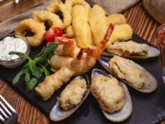 Restaurantes de pescados y mariscos como espacios de encuentro social Plato de mariscos frescos servido en restaurante tradicional en Lanzarote.