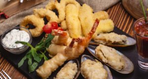 Restaurantes de pescados y mariscos como espacios de encuentro social Plato de mariscos frescos servido en restaurante tradicional en Lanzarote.