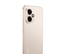 HONOR Smartphones: Tu mejor oferta de Black Friday Persona usando un smartphone moderno con aplicaciones de inteligencia artificial activas en la pantalla.