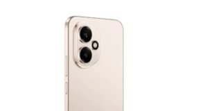 HONOR Smartphones: Tu mejor oferta de Black Friday Persona usando un smartphone moderno con aplicaciones de inteligencia artificial activas en la pantalla.