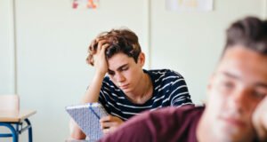 Intervención psicológica efectiva para tratar el TDAH en adolescentes y adultos Psicólogo y paciente conversando en consulta, abordando el tratamiento del TDAH en adultos.