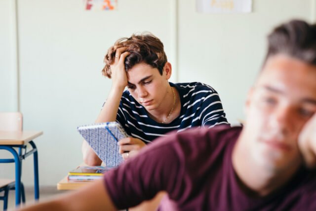 Psicólogo y paciente conversando en consulta, abordando el tratamiento del TDAH en adultos.