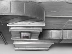 La falta de mantenimiento en cocinas industriales eleva el riesgo de incendios Técnico limpiando un sistema de extracción en una cocina industrial para prevenir incendios y cumplir normativas sanitarias.