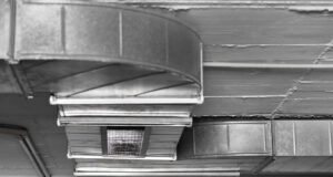 La falta de mantenimiento en cocinas industriales eleva el riesgo de incendios Técnico limpiando un sistema de extracción en una cocina industrial para prevenir incendios y cumplir normativas sanitarias.