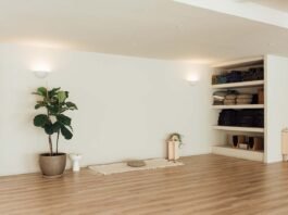 Sala luminosa y tranquila en Barcelona acondicionada para clases de yoga, terapias o talleres