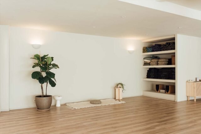 Sala luminosa y tranquila en Barcelona acondicionada para clases de yoga, terapias o talleres Sala luminosa y tranquila en Barcelona acondicionada para clases de yoga, terapias o talleres