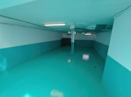Pavimento de resina moderno en una vivienda, resistente, brillante y de fácil limpieza.