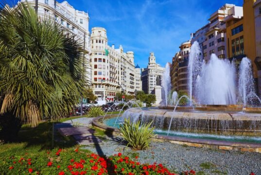 Valencia enfrenta el reto de la vivienda con nuevas estrategias urbanas Terrenos urbanizables en Valencia listos para proyectos de vivienda sostenible y nuevos barrios.